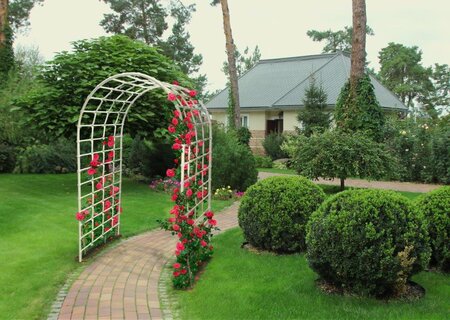 Кована садова арка
