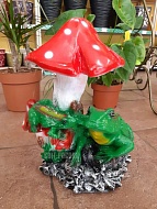 Садовая фигура Лягушки под грибом 25 см