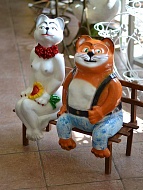Садовая фигура Кот и кошка на скамейке 60 см